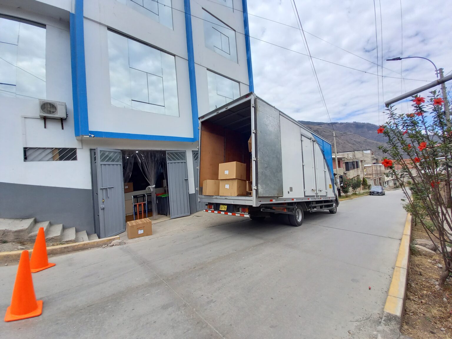 Camiones de carga de Panamedical realizando la recepción y despacho de productos farmacéuticos en almacenes certificados.
