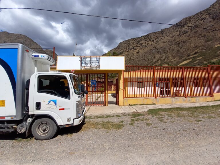 Unidades de transporte logístico de Panamedical operando bajo normativas BPA para el sector salud en Perú.
