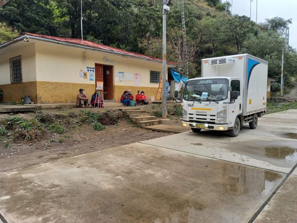 Unidad logística de Panamedical entregando productos farmacéuticos en un centro de salud rural, cumpliendo con la seguridad y distribución nacional.