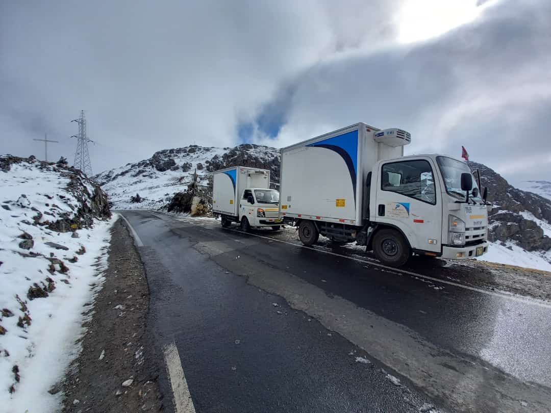 Transporte de medicamentos en camiones refrigerados de Panamedical atravesando zonas de alta montaña en el Perú, garantizando la cadena de frío