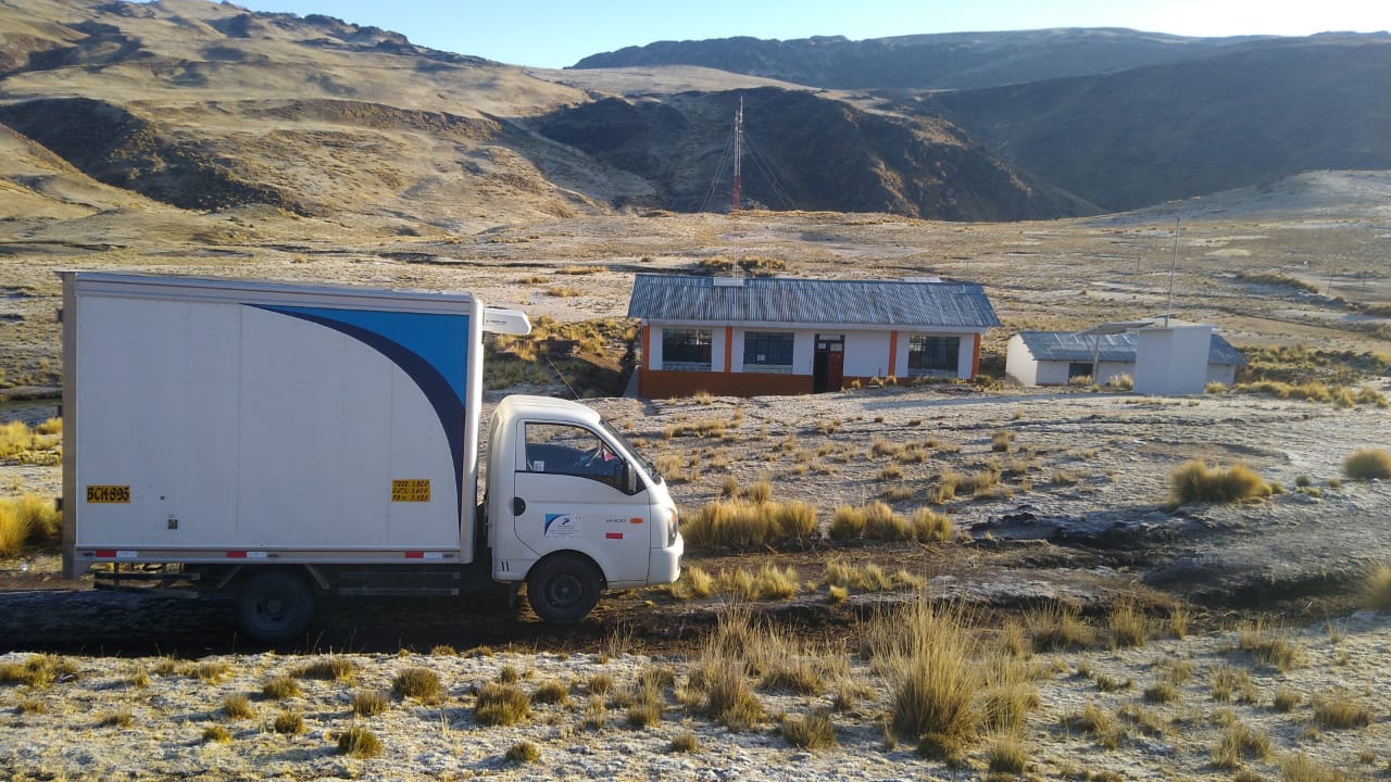Transporte refrigerado de Panamedical en ruta hacia provincias garantizando la cadena de frío en zonas de gran altitud.